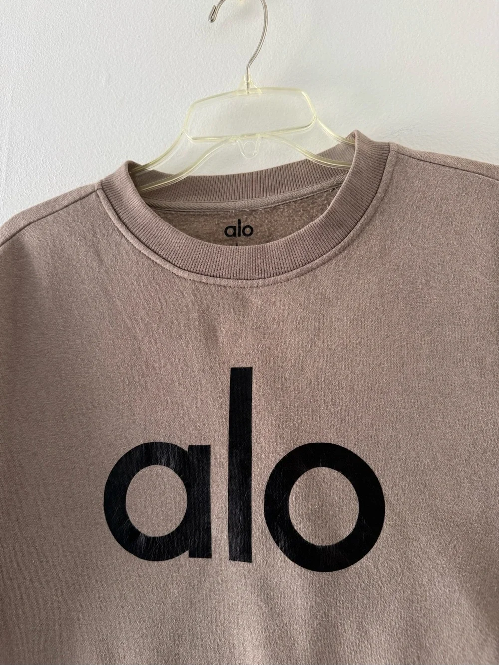 ALO Yoga Cropped Crew Sweatshirt inTaupe with Black Logo SzL